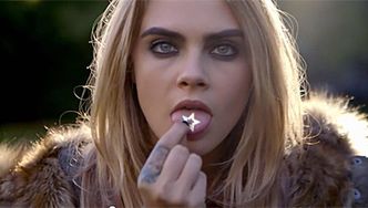 Cara Delevingne reklamuje Topshop!