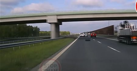 Opona leżała na środku drogi. Kierowca nie zdołał jej ominąć