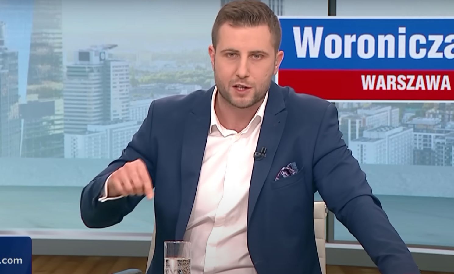 Miłosz Kłeczek jest gospodarzem programu "Woronicza 17"