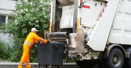 Zarobki kierowców śmieciarek. Oto ile dostają "na rękę"