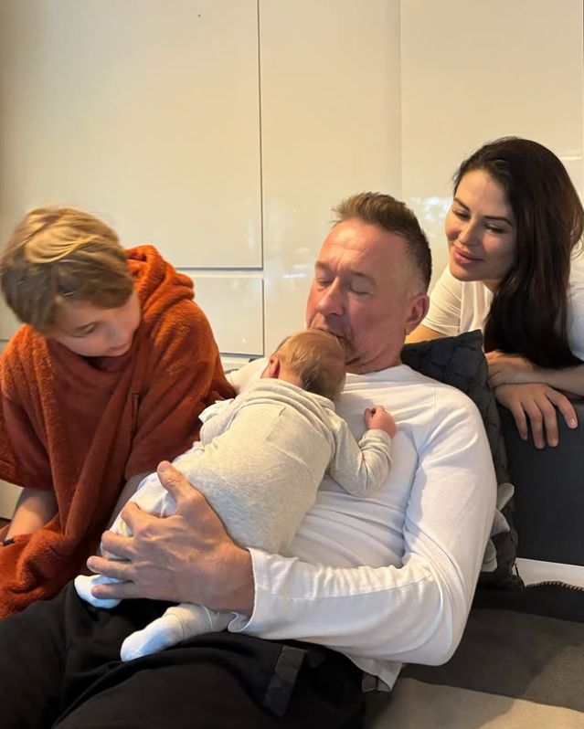 Rafał Sonik z synami i ukochaną