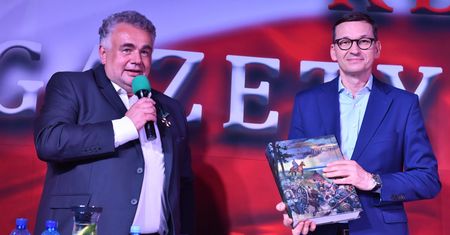 Gry karciane, "Gazeta Polska" i popiersie od Manasterskiego. To premier promuje Polskę