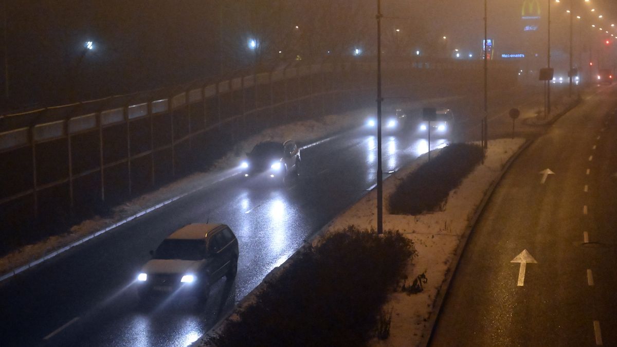 Szczecin, 29.12.2021. Odwilż w Szczecinie, 29 bm. Od zachodu w kierunku centrum kraju przemieszcza się strefa opadów. IMGW przewiduje, że na zachodzie kraju marznący deszcz będzie przechodzić w deszcz, z kolei wiatr z południowego wschodu będzie się kierował na południe i południowy zachód. (kf) PAP/Marcin Bielecki
