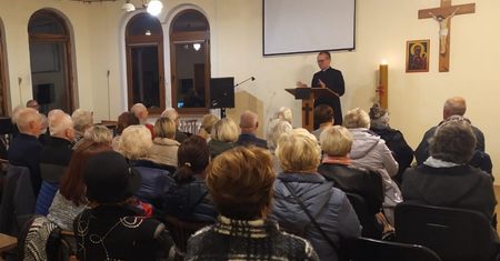 Jakie znicze kupować na groby? Ksiądz powiedział, czego nie powinny zawierać