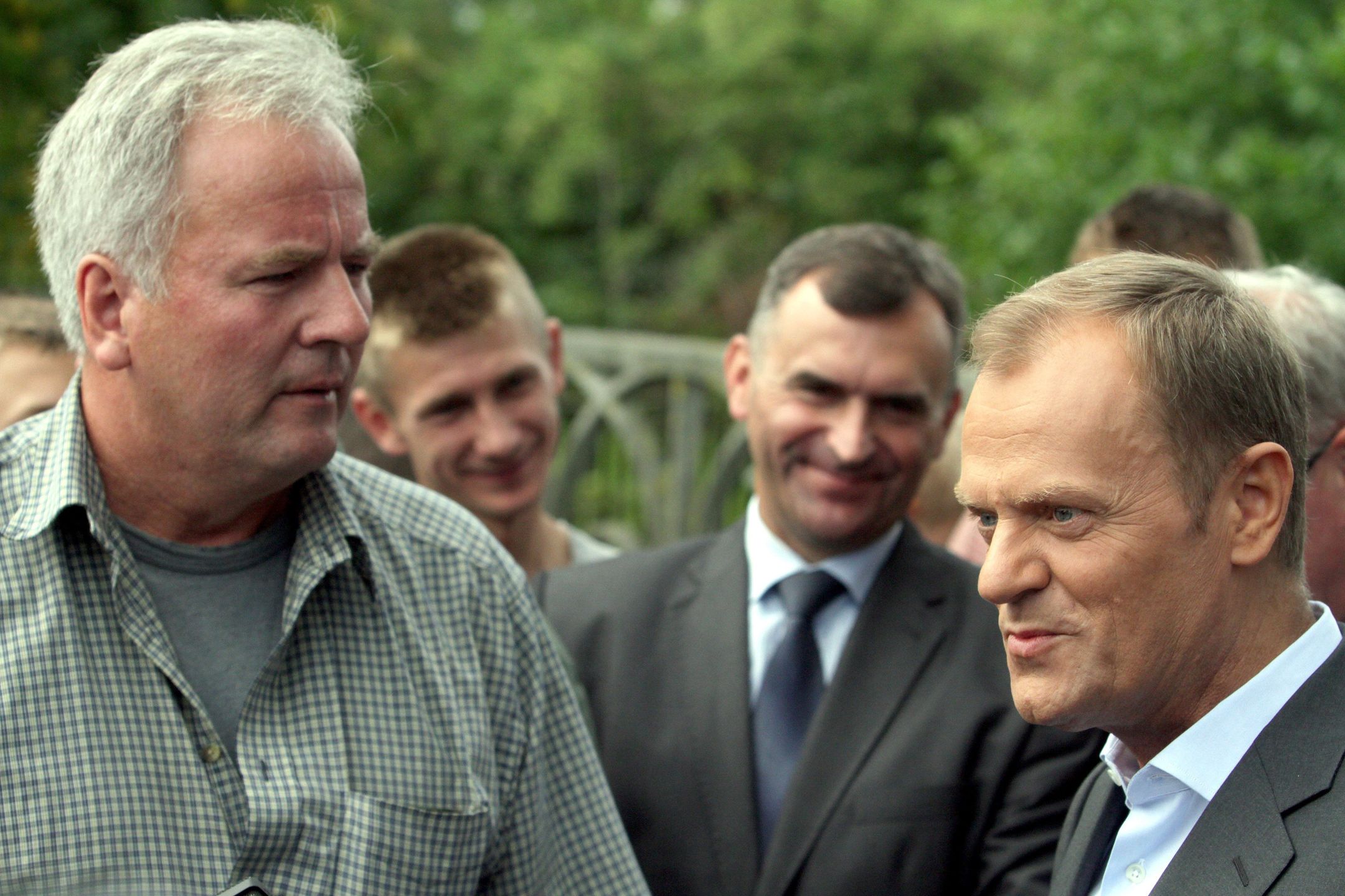 W sierpniu 2011 r. podczas wizyty w powiecie przysuskim ówczesny premier Donald Tusk rozmawiał ze Stanisławem Kowalczykiem (z lewej), miejscowym producentem papryki