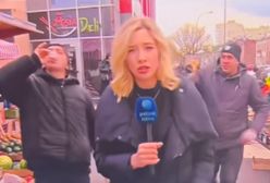 Nietypowe tło reporterki Polsat News. Panowie mieli używanie