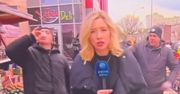 Nietypowe tło reporterki Polsat News. Panowie mieli używanie