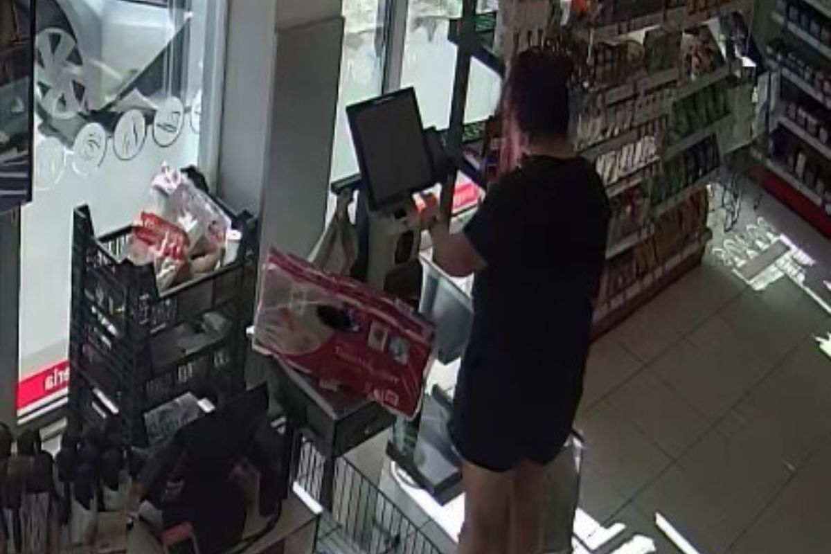 Myślała, że nikt nie widzi. Towar znikał w torbie. Teraz słono zapłaci