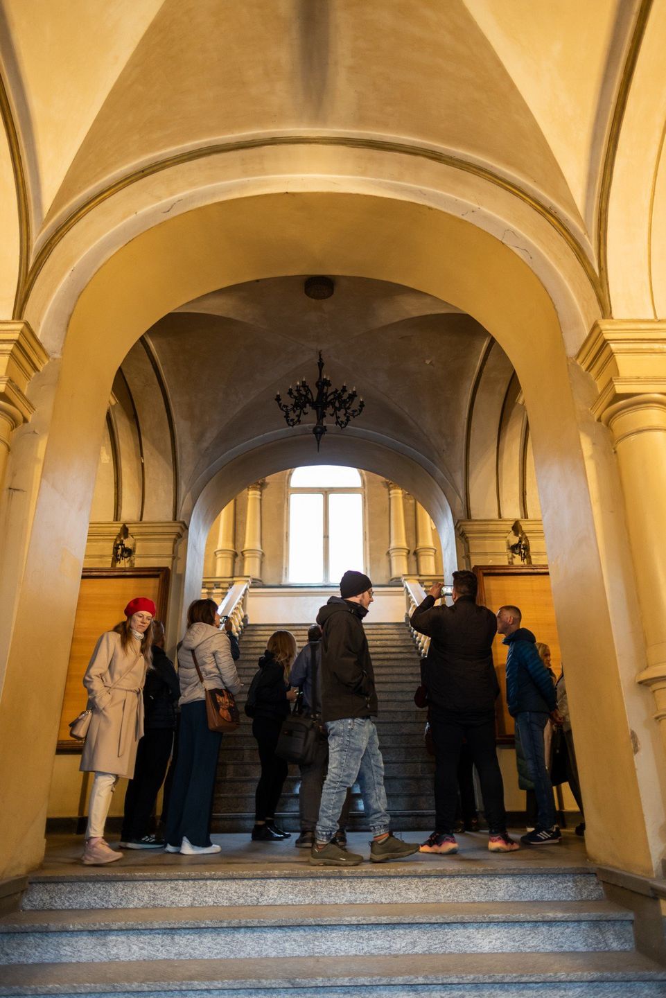 Jak wygląda wnętrze budynku, który od przeszło dekady był niedostępny? Jakie detale architektoniczne skrywa i co mieściło się w jego piwnicy? Odpowiedzi na te i inne pytania poznają zwiedzający dawną siedzibę Dyrekcji Pruskiej Kolei Wschodniej w Bydgoszczy. Pierwsze trzy spacery są bezpłatne. Kolejne będą kosztować 20 złotych - w ramach cyklu organizowanego przez ByLOT: &#34;Za dwie dyszki bez zadyszki&#34;. Ponadto przewidziane są specjalne zwiedzania dedykowane dla byłych pracowników kolei. Obiekt będzie dostępny dla zwiedzających do końca 2025 roku.