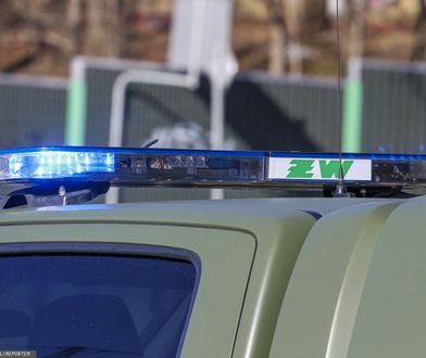 Spadli z rusztowania. Wypadek na terenie jednostki wojskowej