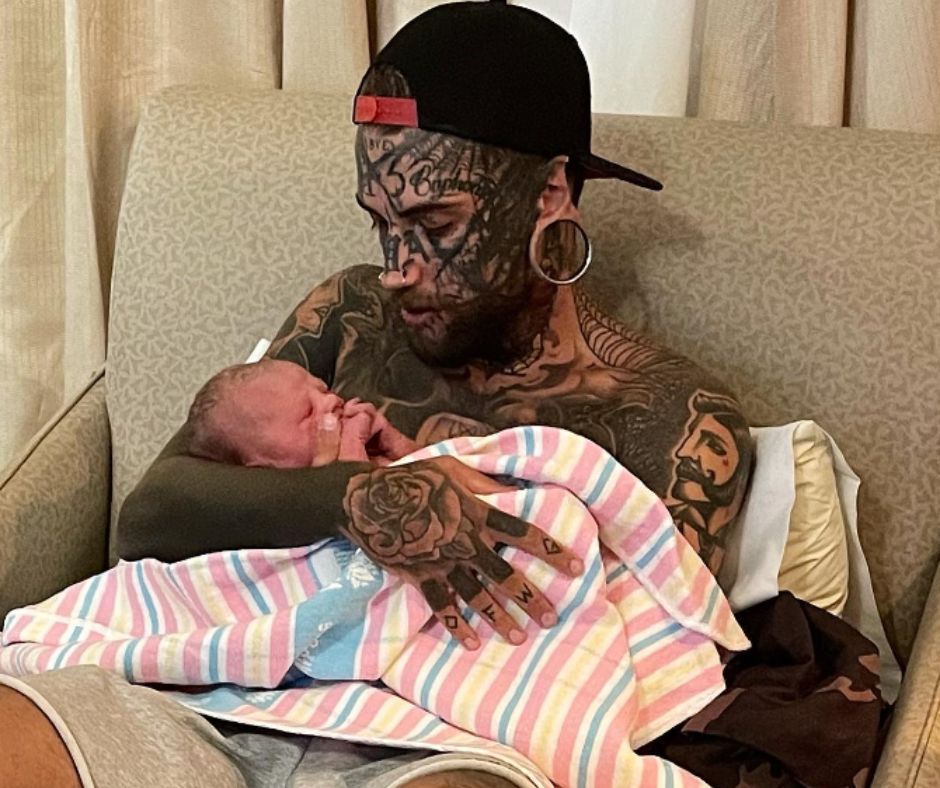 "Żałuję". Ten tata tatuaże miał nawet na gałkach ocznych