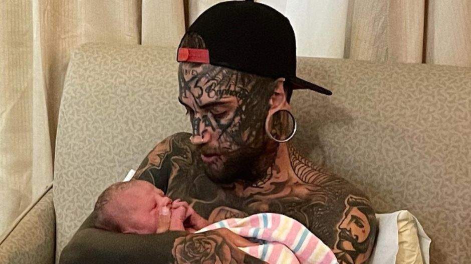 "Żałuję". Tata cały w tatuażach