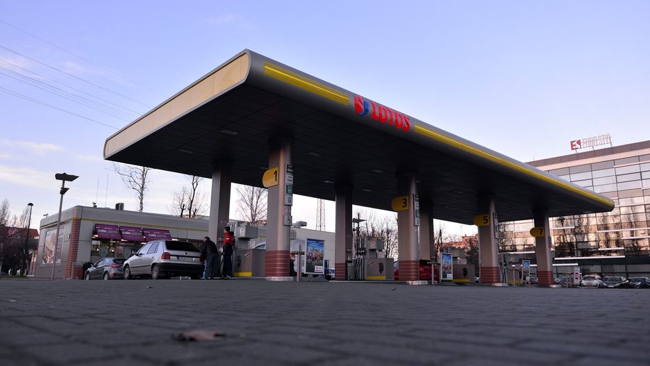 Wzrost cen paliw przed dniem Wszystkich Świętych, czyli okresem wzmożonego ruchu na drogach nie zmienia faktu, że tegoroczne wyjazdy będą dla kierowców tankujących olej napędowy najtańsze od listopada 2021 roku