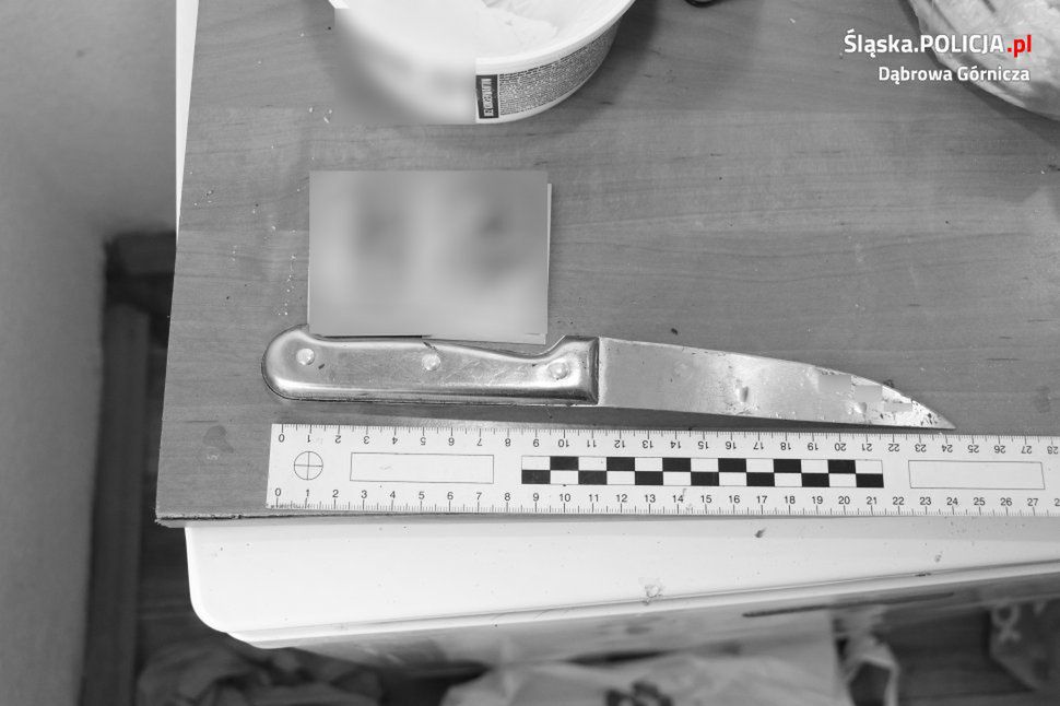 Policjanci aresztowali mieszkańca Dąbrowy Górniczej, który nożem zaatakował swojego kompana od kieliszka.