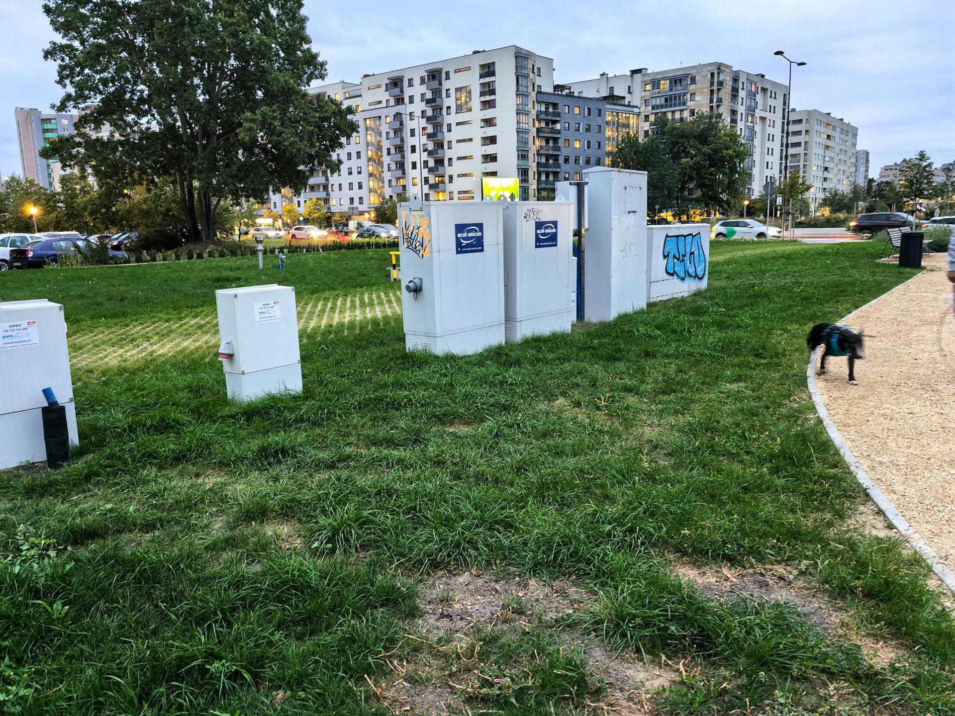 Skrzynki elektryczne w nowo oddanym odcinku parku nad POW