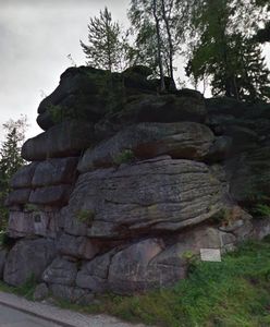 Szklarska Poręba. Pijany wszedł na skałki. Bał się zejść i zaczął się rozbierać