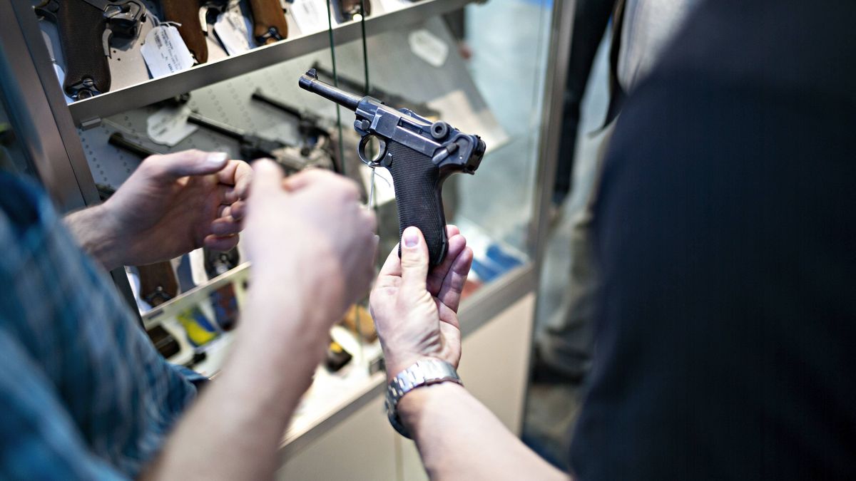 SWITZERLAND-LUCERNE-WEAPONS-FAIR
(190331) -- LUCERNE (SWITZERLAND), March 31, 2019 () -- People visit the 45th Waffen-Sammlerborse in Lucerne, Switzerland, on March 31, 2019. The 45th International Weapons Collector Exchange, or Waffen-Sammlerborse, was held here from March 29 to March 31. The Waffen-Sammlerborse is a trade fair in Switzerland for shooters, hunters and people interested in weapons and militaria. (/Michele Limina)  
Dostawca: PAP/Photoshot
MICHELE LIMINA
sklep, bron, pistolet