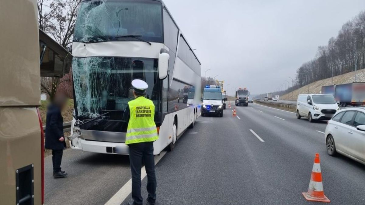 Autokar wjechał w ciężarówkę z materiałami wybuchowymi
