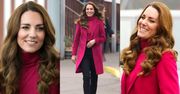 Kate Middleton rozdaje uśmiechy w malinowym płaszczu za 1500 złotych (ZDJĘCIA)