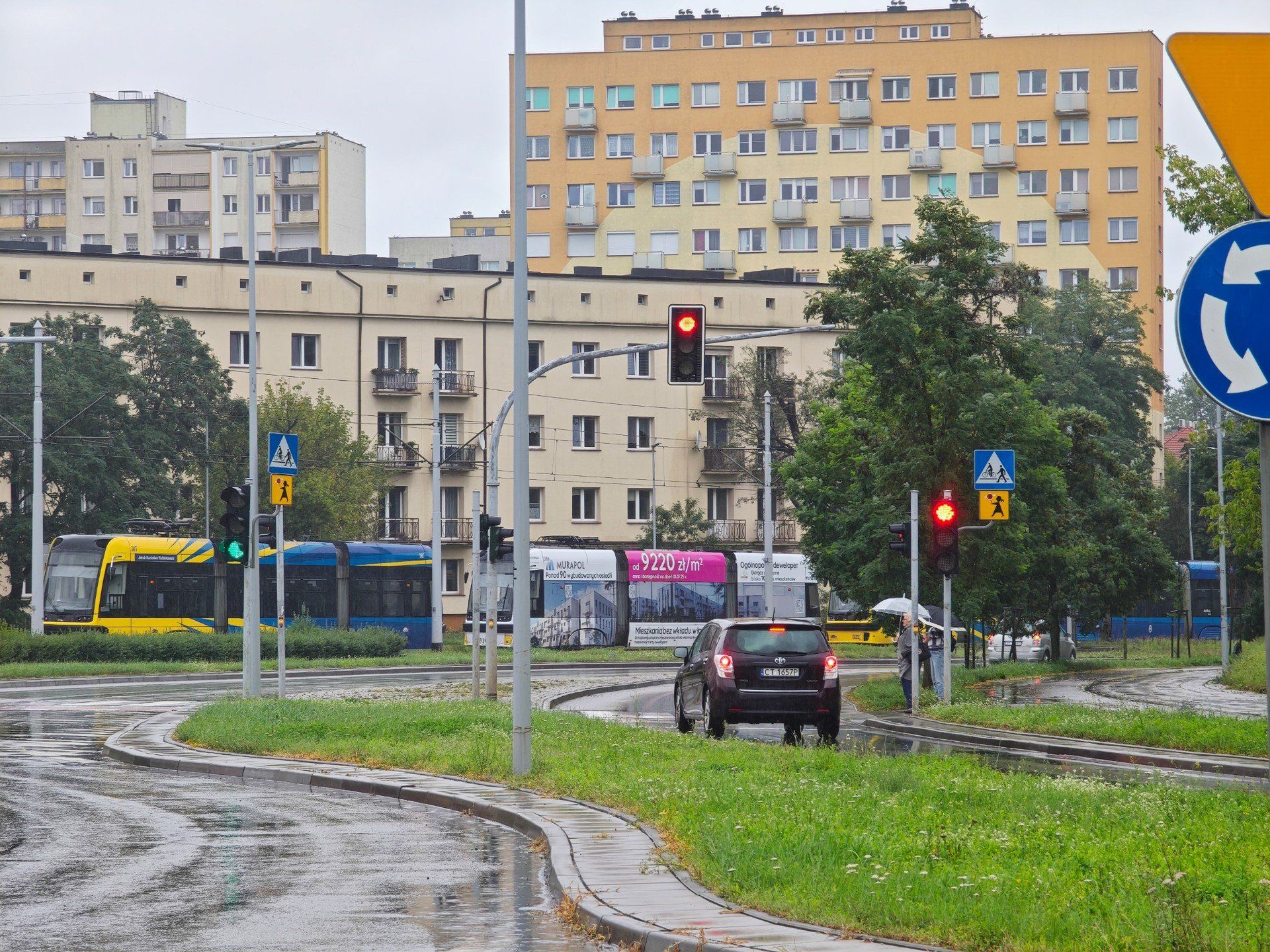 Na pl. Hoffmanna w Toruniu samochód osobowy zderzył się z tramwajem
