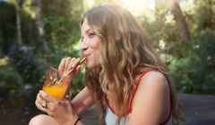 Herbapol chce dotrzeć do młodych. Nowoczesny spot promuje syropy owocowe