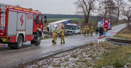 Wypadek kolejowy w Wielkopolsce. Maszynista i kierowca w szpitalu