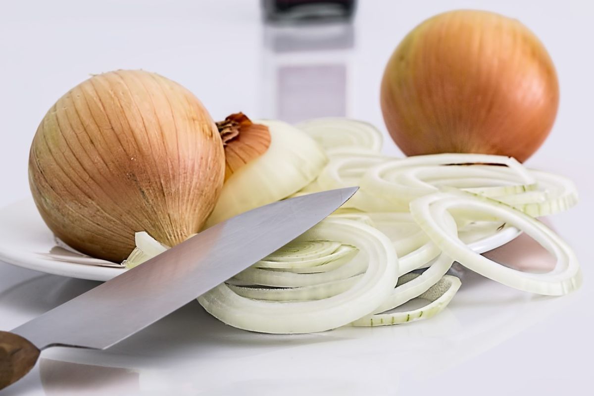 You will prepare a thick and intense onion sauce with a few simple ingredients.