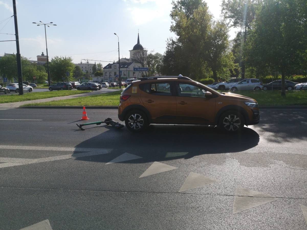 Kierowca dacii potrącił nastolatka na hulajnodze na rondzie Mohyły