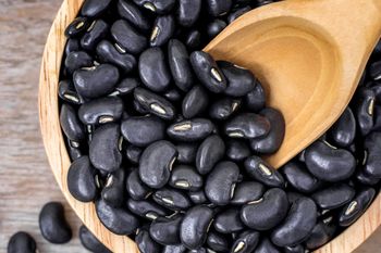 Te czarne ziarenka robią furorę w Azji. W Polsce nikt ich nie zna