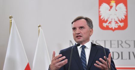Ziobro krytykuje uległość rządu ws. KE. Jabłoński apeluje o solidarność