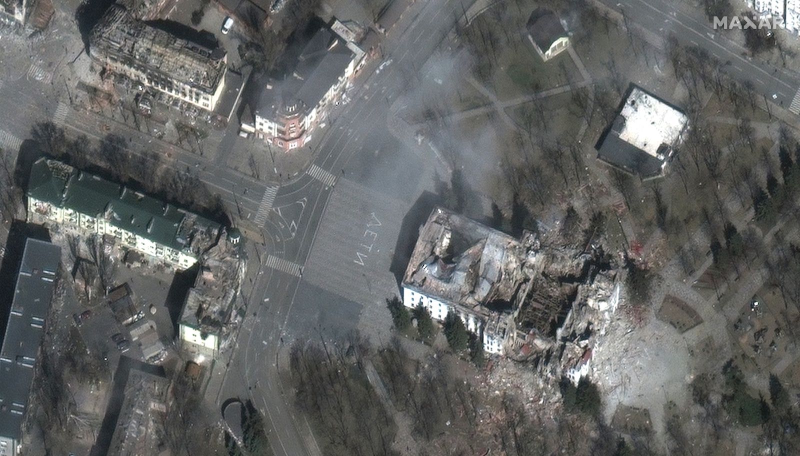 Satellite images of Mariupol, Ukraineepa09859618 A handout satellite image made available by Maxar Technologies shows a close up of Mariupol theater and nearby buildings, Mariupol, Ukraine, 29 March 2022.  EPA/MAXAR TECHNOLOGIES HANDOUT -- MANDATORY CREDIT: SATELLITE IMAGE 2022 MAXAR TECHNOLOGIES -- THE WATERMARK MAY NOT BE REMOVED/CROPPED -- HANDOUT EDITORIAL USE ONLY/NO SALES Dostawca: PAP/EPA.MAXAR TECHNOLOGIES HANDOUT