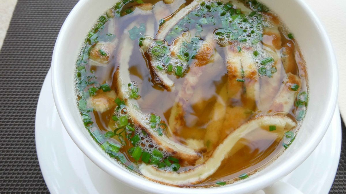 Fritatensuppe to pomysł na rosół bez standardowego makaronu