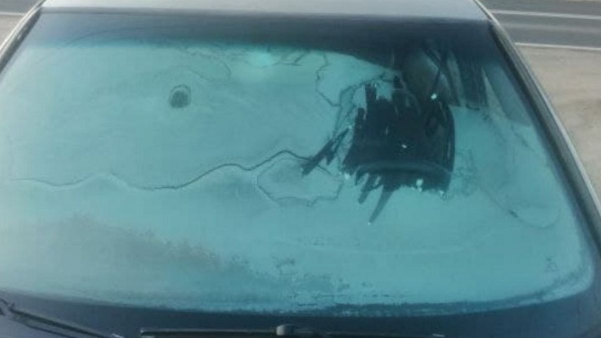 Kierowca miał tak oszronione szyby, że nie zauważył radiowozu