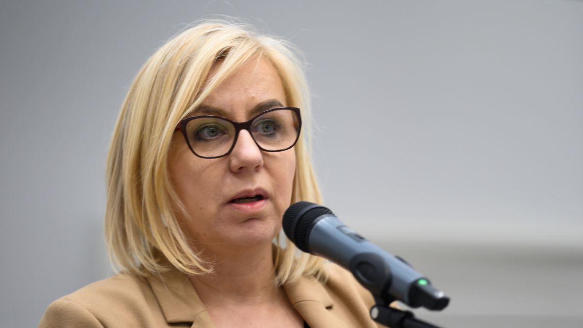 Poznań, 30.01.2024. Minister klimatu i środowiska Paulina Hennig-Kloska na konferencji prasowej dot. nielegalnych składowisk odpadów, 30 bm. w Sali Herbowej w Wielkopolskim Urzędzie Wojewódzkim w Poznaniu. (mr) PAP/Jakub Kaczmarczyk
