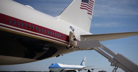 Zjeżdżalnia ewakuacyjna rozłożyła się w "tymczasowym Air Force One" przed lotem Trumpa