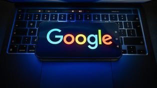 Google Discover testuje nową opcję. Streszczenie zamiast klikania