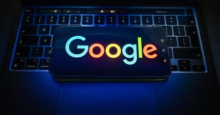 Google Discover testuje nową opcję. Streszczenie zamiast klikania