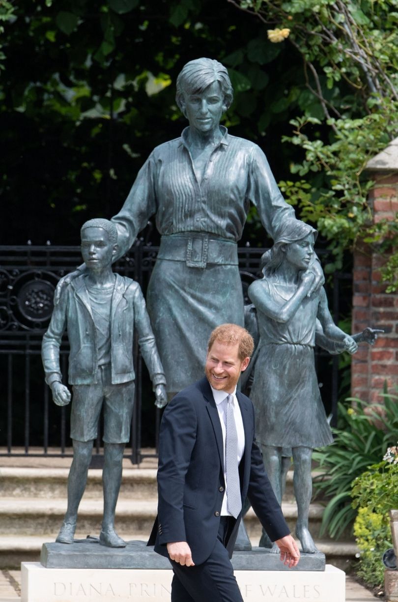 Książę William i Harry odsłaniają pomnik księżnej Diany