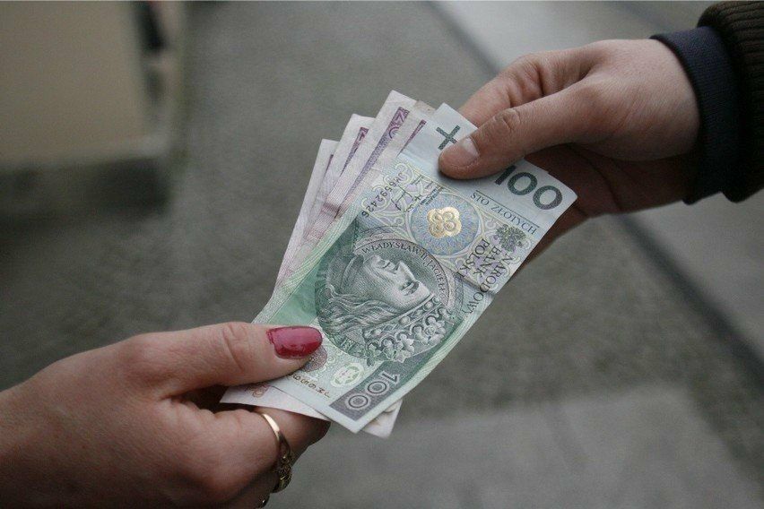 Osoby, które już na początku roku miały odpowiednie orzeczenie, otrzymają świadczenie z wyrównaniem za poprzednie miesiące, począwszy od stycznia. W praktyce oznacza to, że w maju dostaną przelew obejmujący cztery zaległe miesiące.↓ CHCESZ ZOBACZYĆ RESZTĘ ZDJĘĆ, PRZEWIŃ W DÓŁ ↓