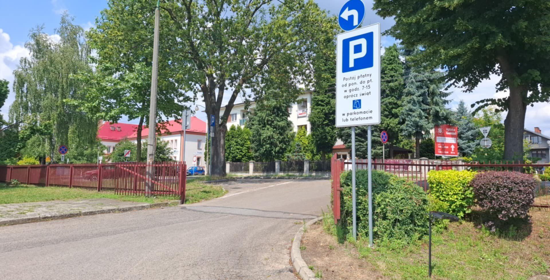 Wyjazd z zachodniej części targowiska miejskiego na ulicę Żwirki Wigury, gdzie za postój trzeba płacić, za wyjątkiem sobót i niedziel.