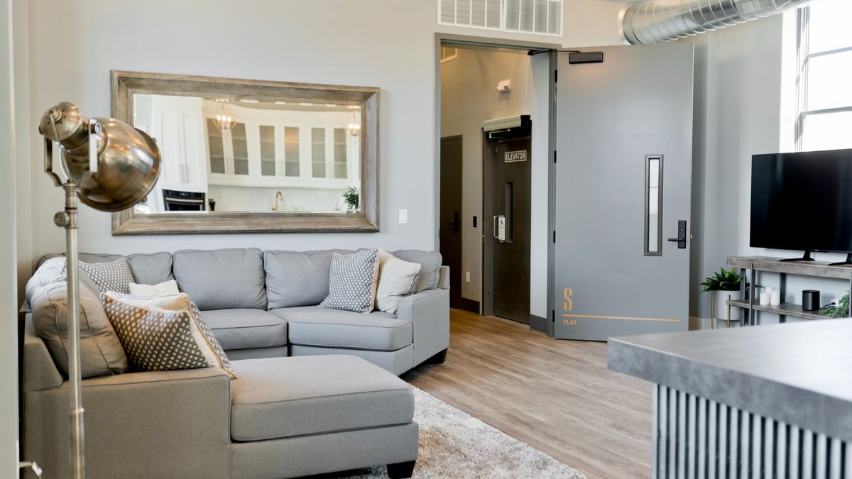 Sprzedaż mieszkania z kredytem nie różni się wiele od sprzedaży mieszkania nieobciążonego hipoteką.