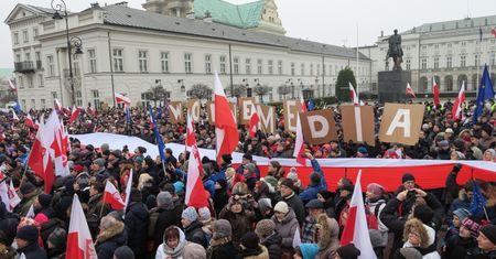 Tłumy pod Sejmem i Pałacem Prezydenckim (ZDJĘCIA)