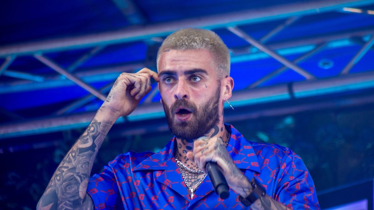 Quebonafide podczas koncertu. Zdjęcie archiwalne