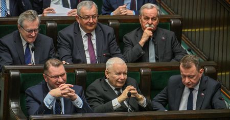 Czarnek zmienił miejsce. Usiadł obok Kaczyńskiego
