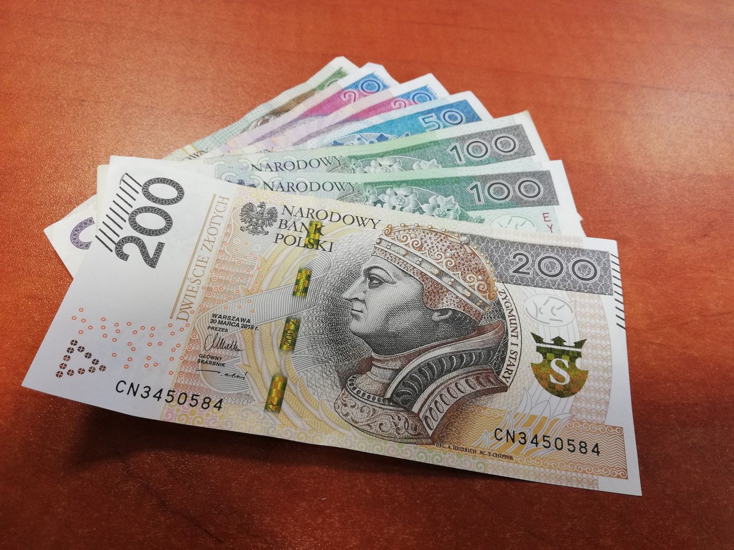 Jeśli umieralność jest niższa, statystyczna długość średniego dalszego trwania życia wzrasta, co prowadzi do obniżenia wysokości emerytury. Im dłuższy okres życia na emeryturze uwzględniony w obliczeniach, tym niższe świadczenie. Jak to przełoży się na przykładowe emerytury?