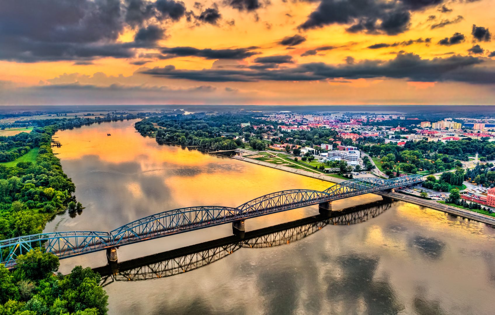 Pogoda w Toruniu. Prognoza na piątek, 9 maja 2025. Wiosenny chłód, lekki deszcz i spokojny dzień