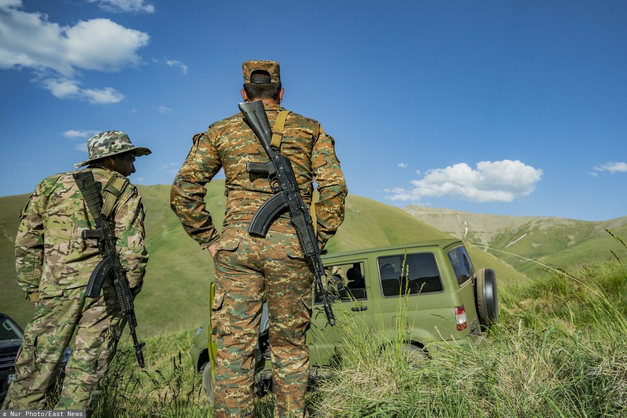 Armeńscy żołnierze patrolujący góry w pobliżu granicy z Azerbejdżanem