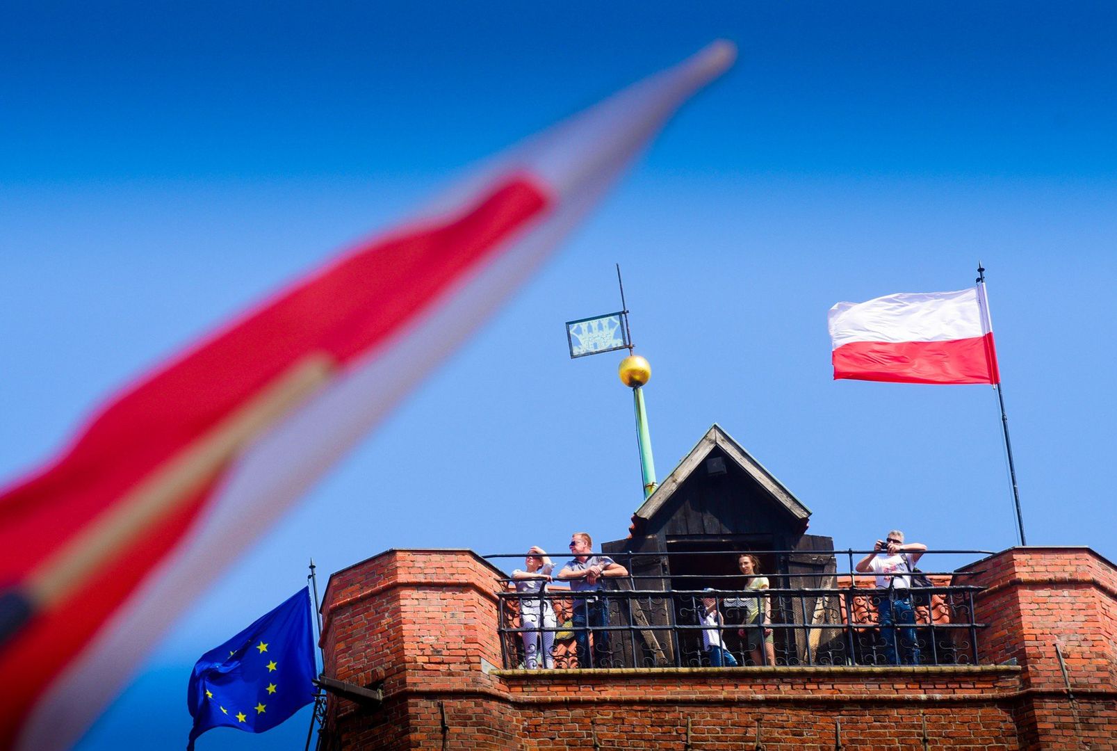 Zawieś tak flagę Polski, a możesz zapłacić mandat – wiele osób o tym nie wie!