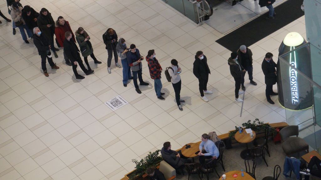 Rosyjski turysta poleciał na Bali. Wakacje z piekła. Został bez pieniędzy. Na zdjęciu: kolejka do bankomatu w Rosji