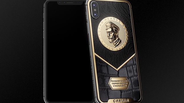 Wersja iPhone'a X z portretem Dzierżyńskiego. Poniżej motto: Chłodna głowa, gorące serce i czyste ręce.